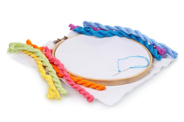 Haft w drewnianym tamborku z pastelowymi nićmi