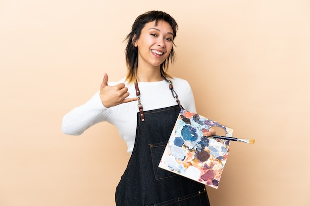 Klient trzymający haftowaną torbę